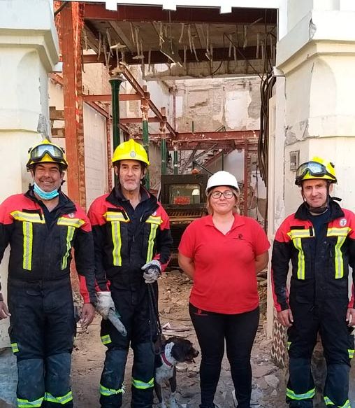 equipo de trabajo con bomberos