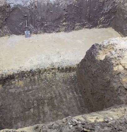 Demoliciones Alcalá S.L. edificio derribado tierra de cimientos